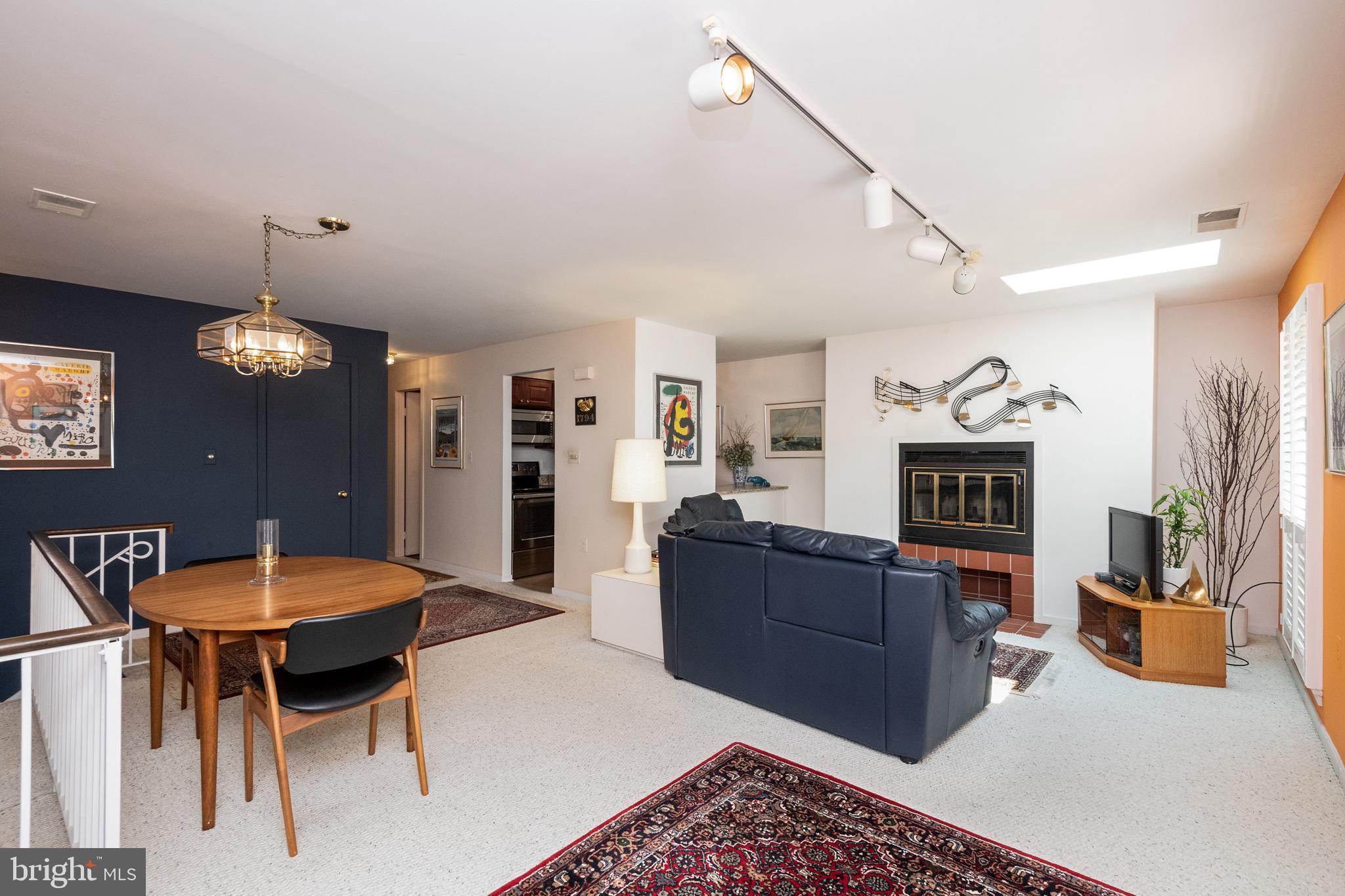 20 West Hill Street, Unit R9 Baltimore, MD 21230 - Photo 7 of 35 Open concept living and dining room