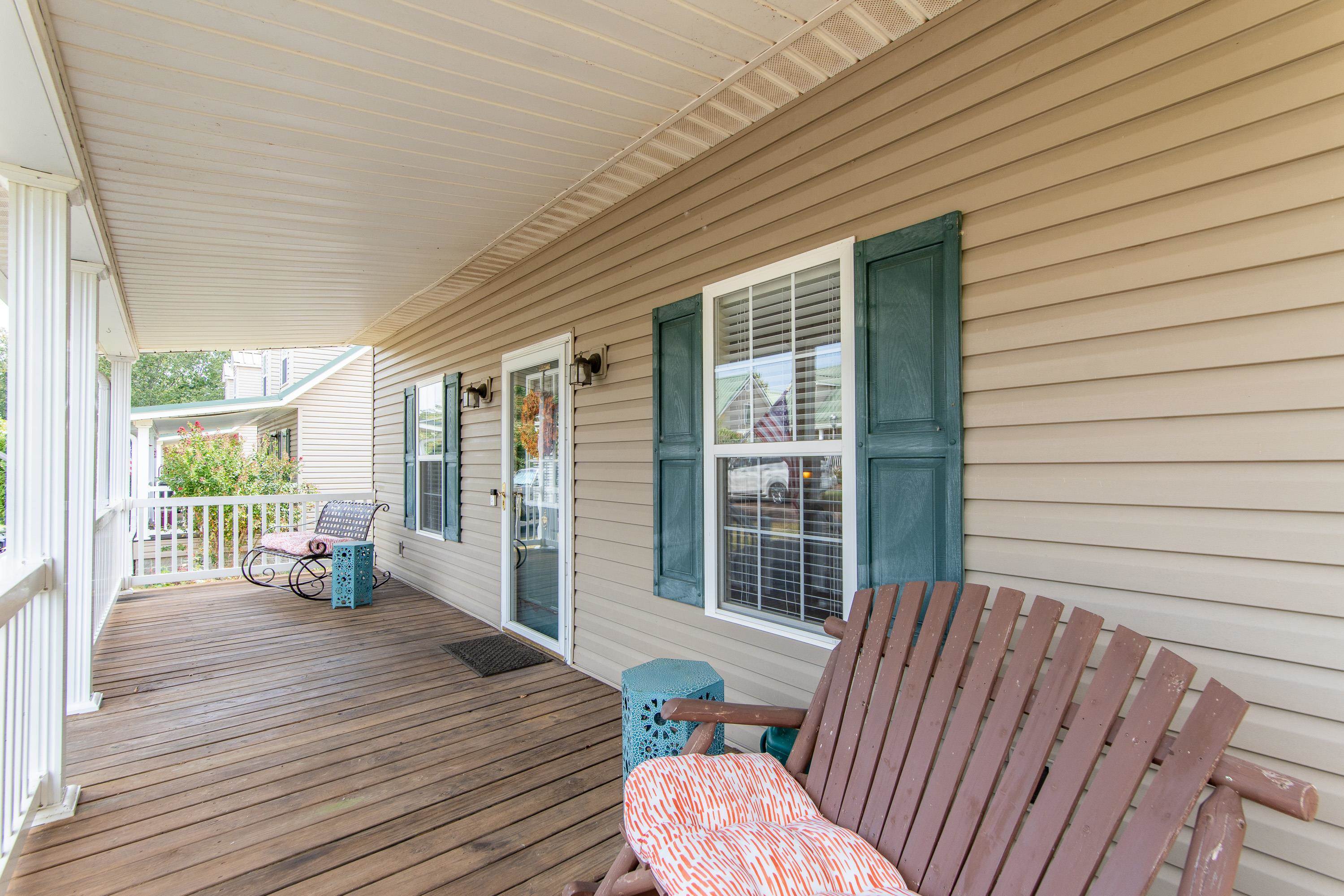 18 Mountain View Iuka, MS 38852 - Photo 7 of 40 a balcony with wooden floor and furniture