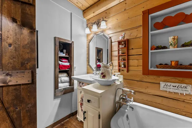 $474,900 | 6940 Lumberjack Trail, Oakland, WI 54830