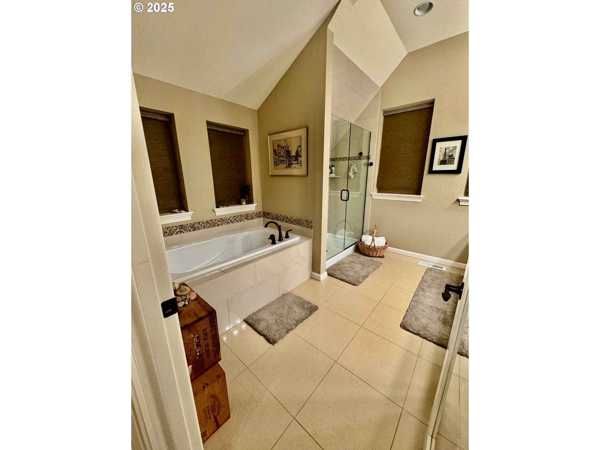 8581 Southeast 19th Avenue Portland, OR 97202 - Photo 24 of 39 a living room with furniture