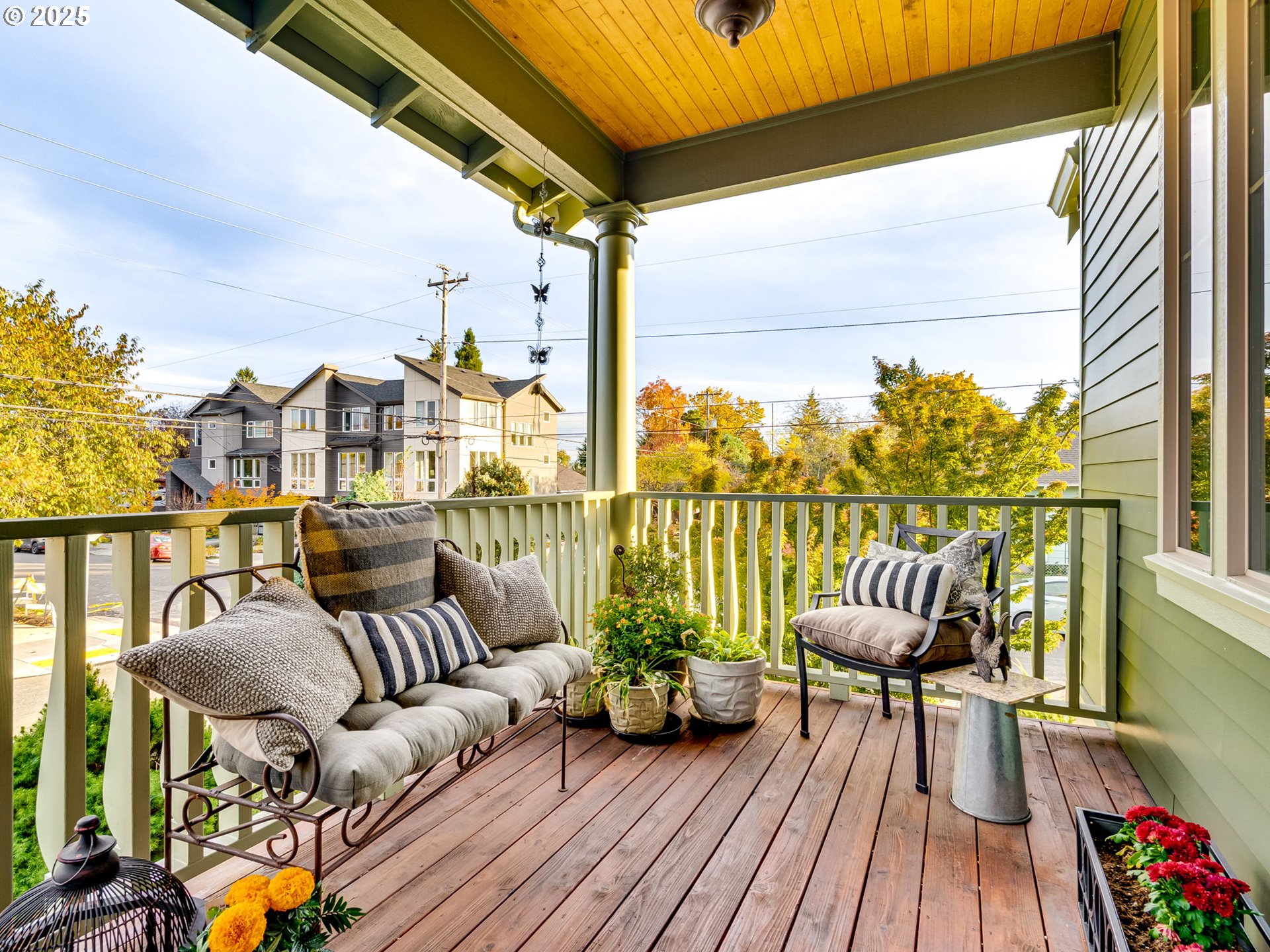 8581 Southeast 19th Avenue Portland, OR 97202 - Photo 5 of 39 a view of balcony with furniture