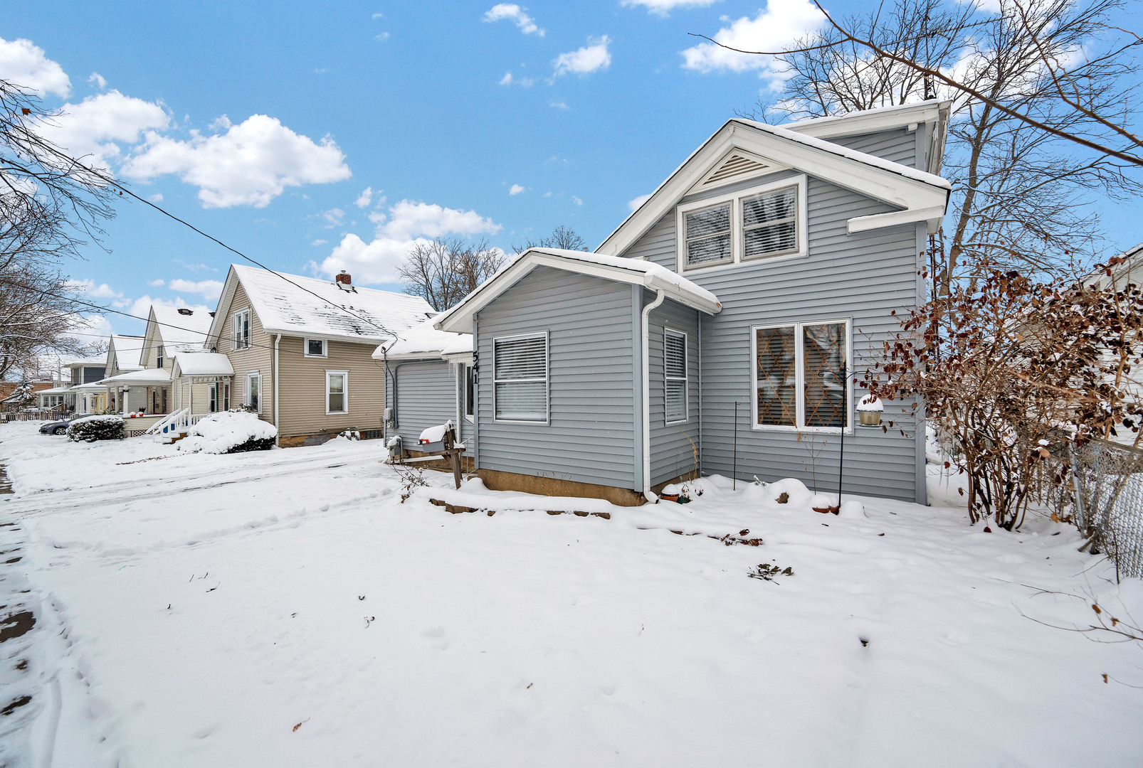 541 Charles Street Aurora, IL 60506 - Photo 4 of 38 a front view of a house with a yard covered in snow