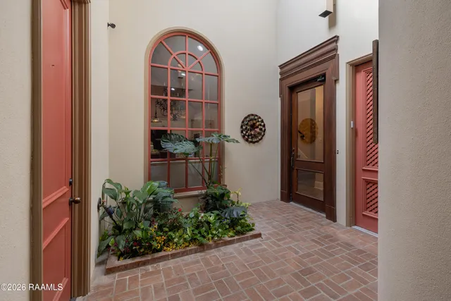 $961,000 | 309 Oakleaf Drive, Lafayette, LA 70503