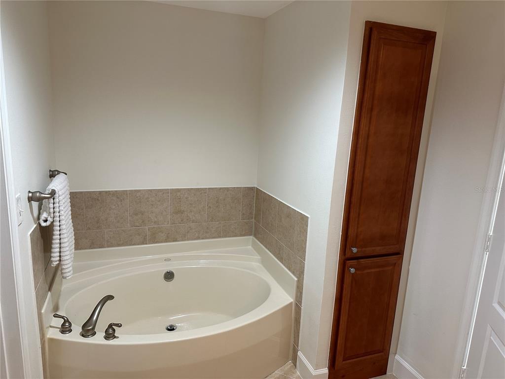 808 3rd Avenue West, Unit 701 Bradenton, FL 34205 - Photo 22 of 45 a bathroom with a bathtub