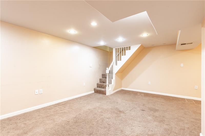 929 Mifflinridge Road Pittsburgh, PA 15207 - Photo 16 of 25 Gallery Image 16