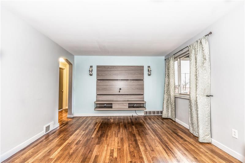 929 Mifflinridge Road Pittsburgh, PA 15207 - Photo 4 of 25 Gallery Image 4