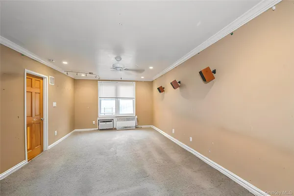 $270,000 | 110 Brooklyn Avenue, Unit 3Z, Freeport, NY 11520