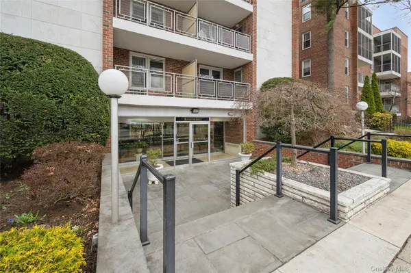 $270,000 | 110 Brooklyn Avenue, Unit 3Z, Freeport, NY 11520