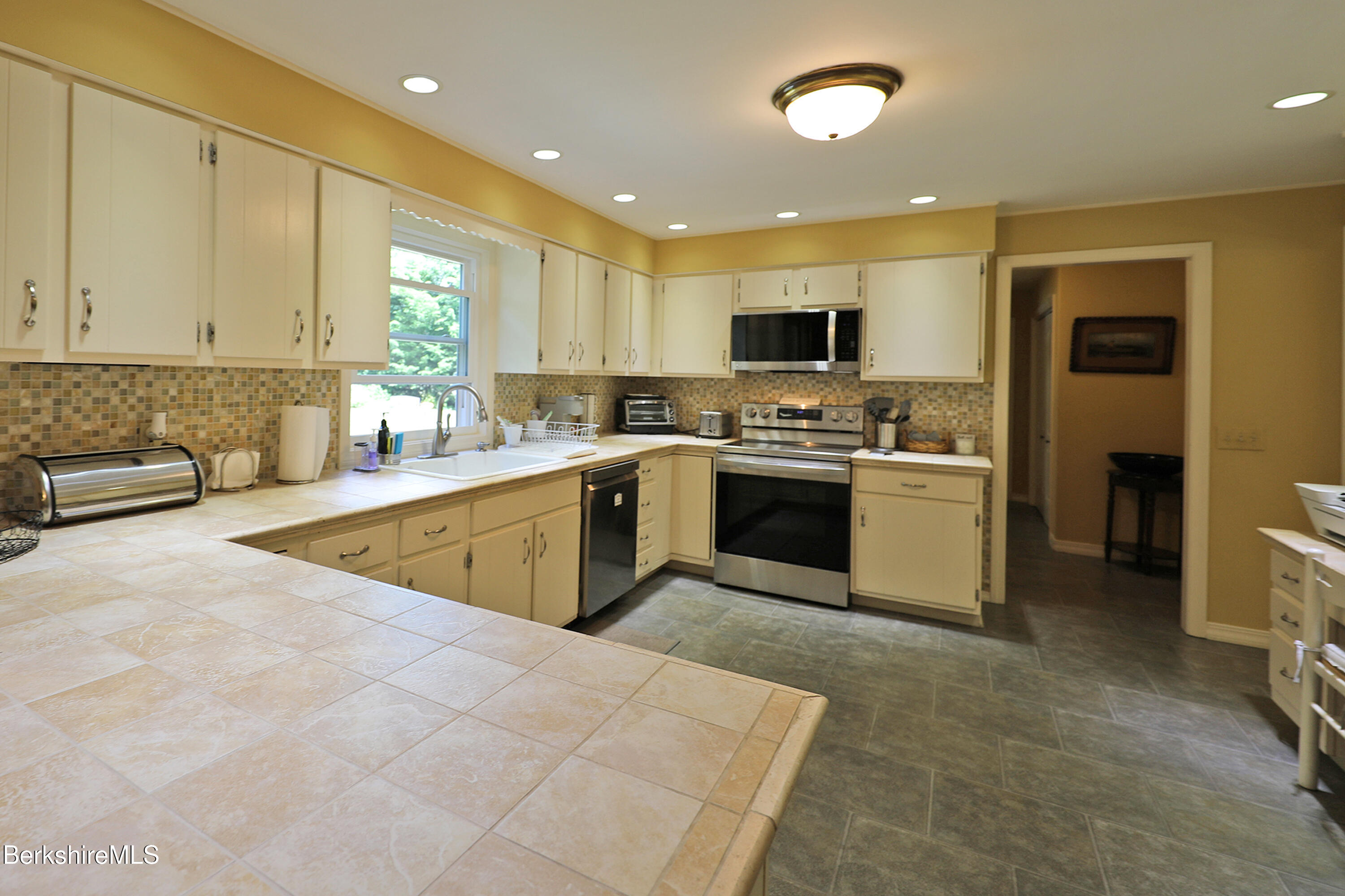 576 Holmes Road Pittsfield, MA 01201 - Photo 9 of 55 UPDATED