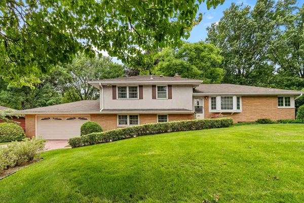 $525,000 | 3081 Chatsworth Street North, St. Paul, MN 55113
