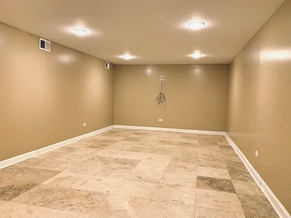 $3,900 | 11 Woodridge Drive, Oak Brook, IL 60523