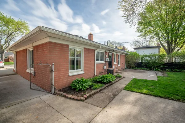 $249,000 | 28465 North Clements Circle, Livonia, MI 48150