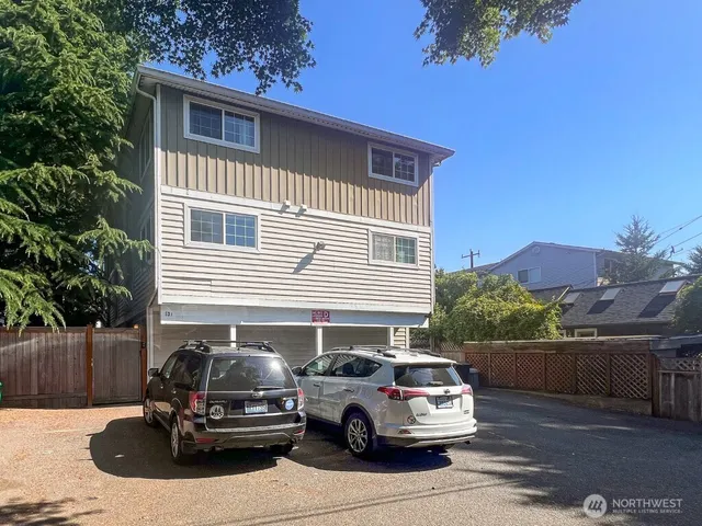 $2,400 | 633 Northwest 85th Street, Unit 301, Seattle, WA 98117