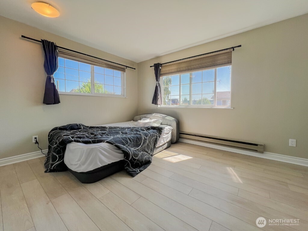 633 Northwest 85th Street, Unit 301 Seattle, WA 98117 - Photo 13 of 34 a bedroom with a bed and a window