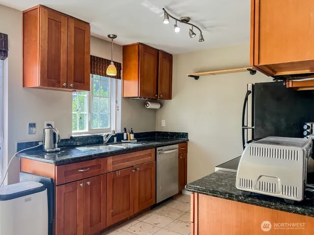 $2,400 | 633 Northwest 85th Street, Unit 301, Seattle, WA 98117