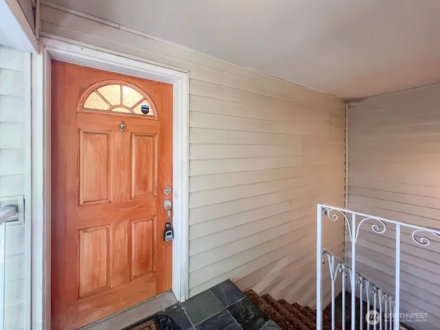 $2,400 | 633 Northwest 85th Street, Unit 301, Seattle, WA 98117