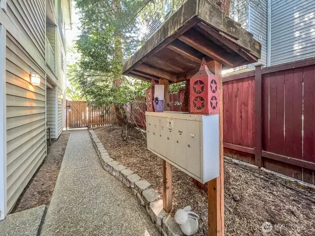 $2,400 | 633 Northwest 85th Street, Unit 301, Seattle, WA 98117