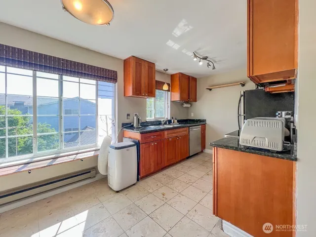 $2,400 | 633 Northwest 85th Street, Unit 301, Seattle, WA 98117