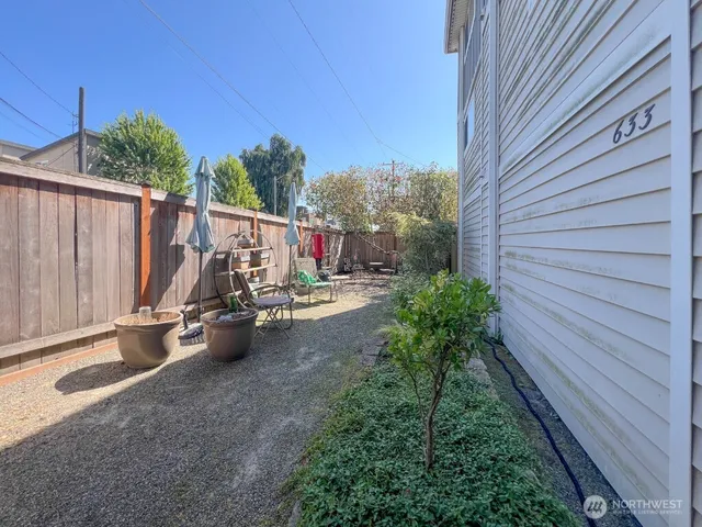 $2,400 | 633 Northwest 85th Street, Unit 301, Seattle, WA 98117