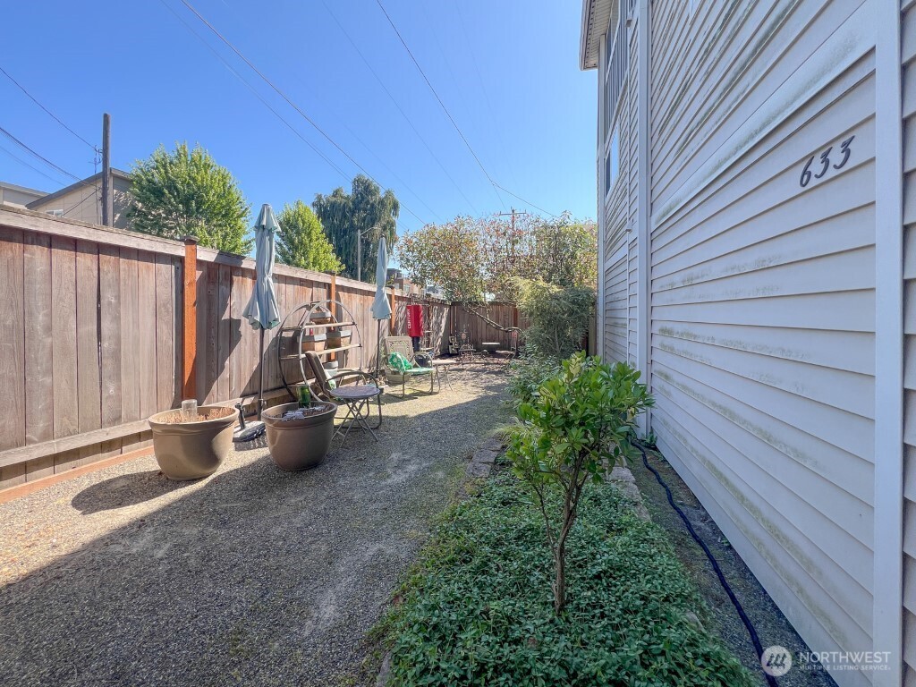 633 Northwest 85th Street, Unit 301 Seattle, WA 98117 - Photo 31 of 34 a view of back yard of the house