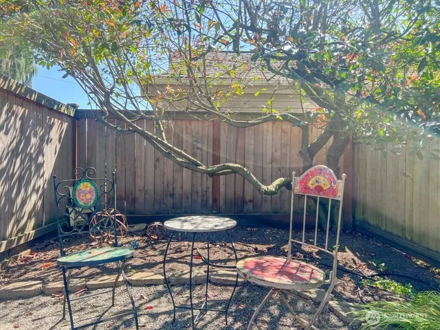 $2,400 | 633 Northwest 85th Street, Unit 301, Seattle, WA 98117