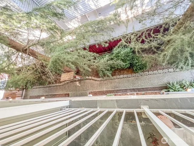 $2,400 | 633 Northwest 85th Street, Unit 301, Seattle, WA 98117