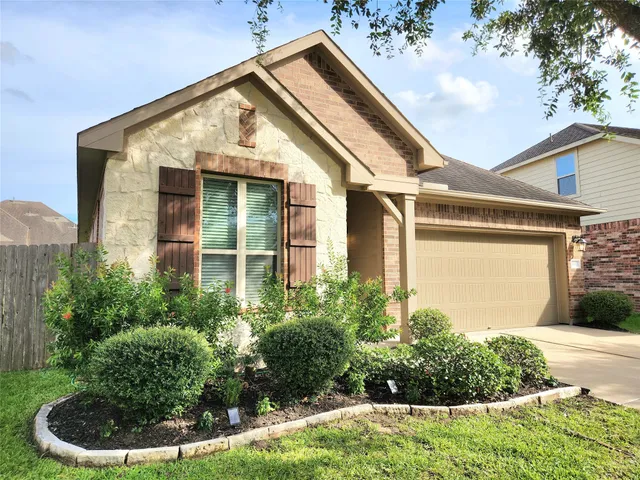 a view of a house with backyard and garden