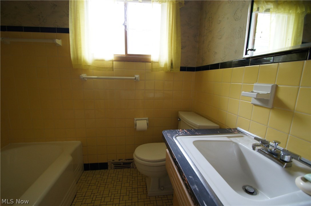 1235 Haverston Road Lyndhurst, OH 44124 - Photo 10 of 15