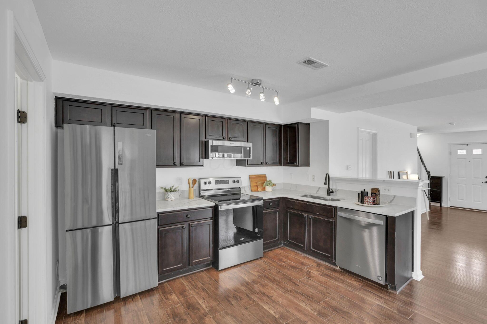 120 Gifford Road Columbus, OH 43235 - Photo 9 of 31 Kitchen