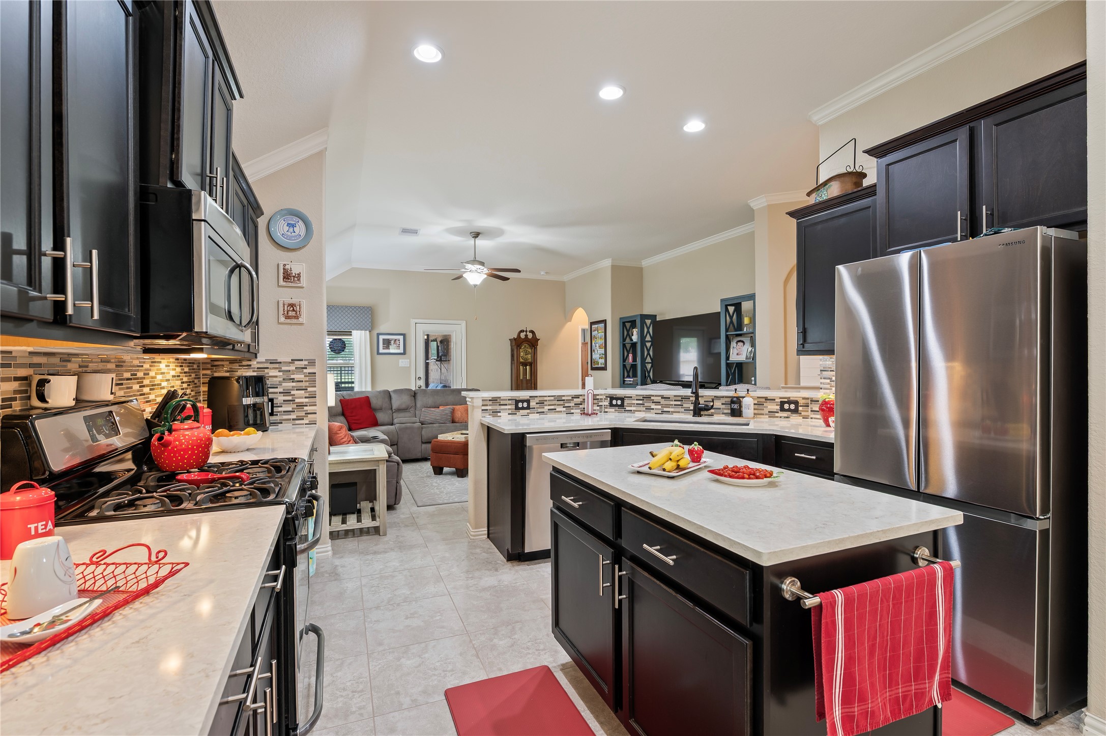 6822 Persea Ridge Lane Dickinson, TX 77539 - Photo 11 of 37 View of Kitchen to the Family Room