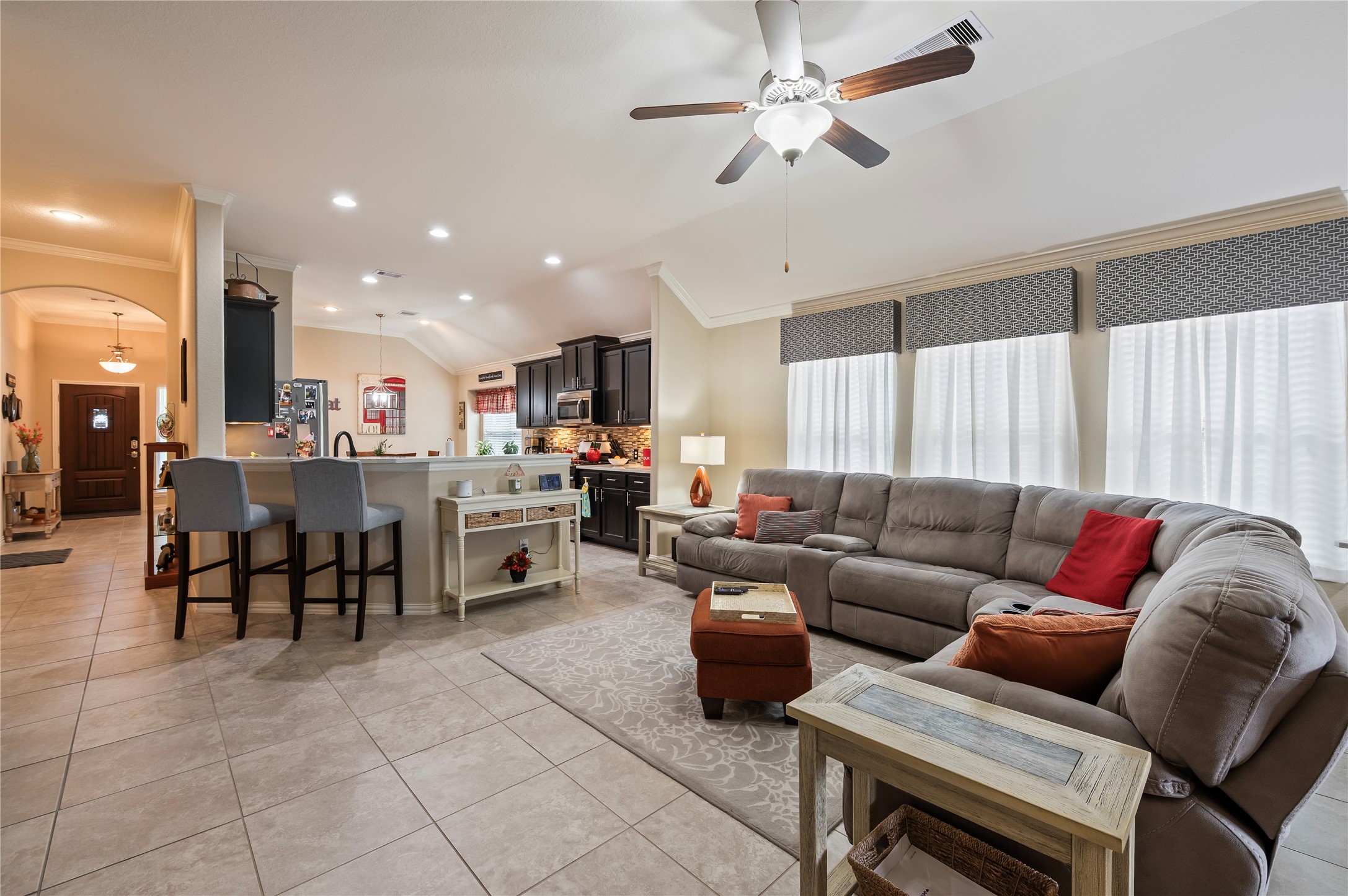 6822 Persea Ridge Lane Dickinson, TX 77539 - Photo 13 of 37 Family Room view showing Kitchen, bar seating and entry