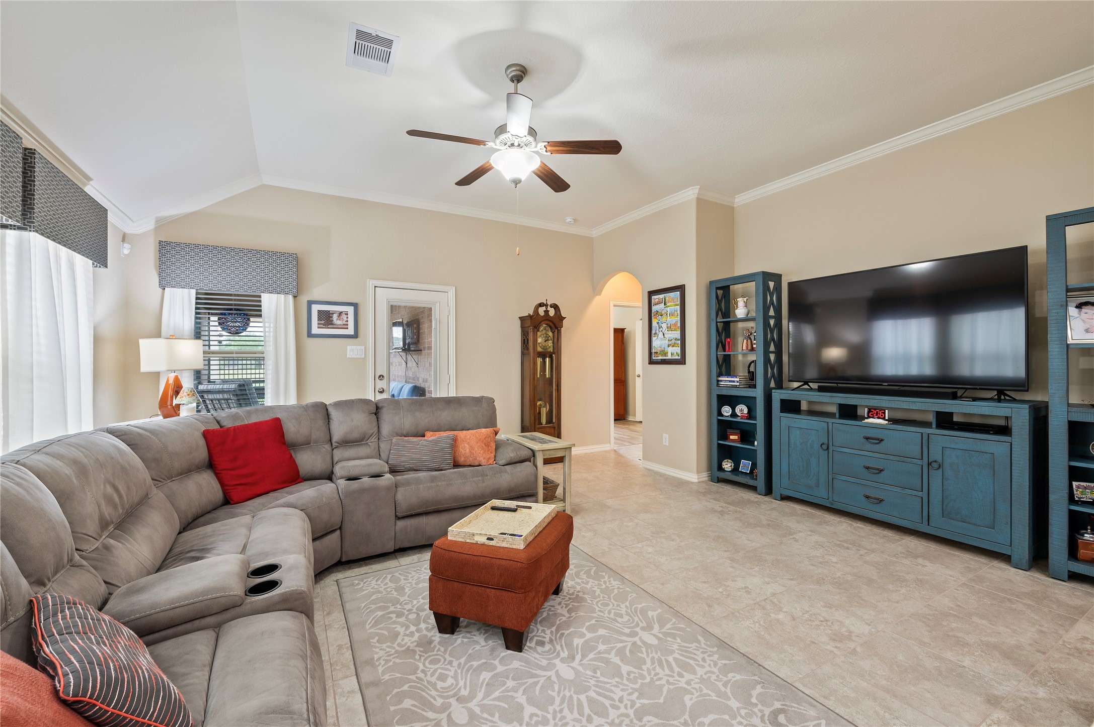 6822 Persea Ridge Lane Dickinson, TX 77539 - Photo 14 of 37 Spacious Family Room showing door to the outside and entry hall to the Primary Bedroom