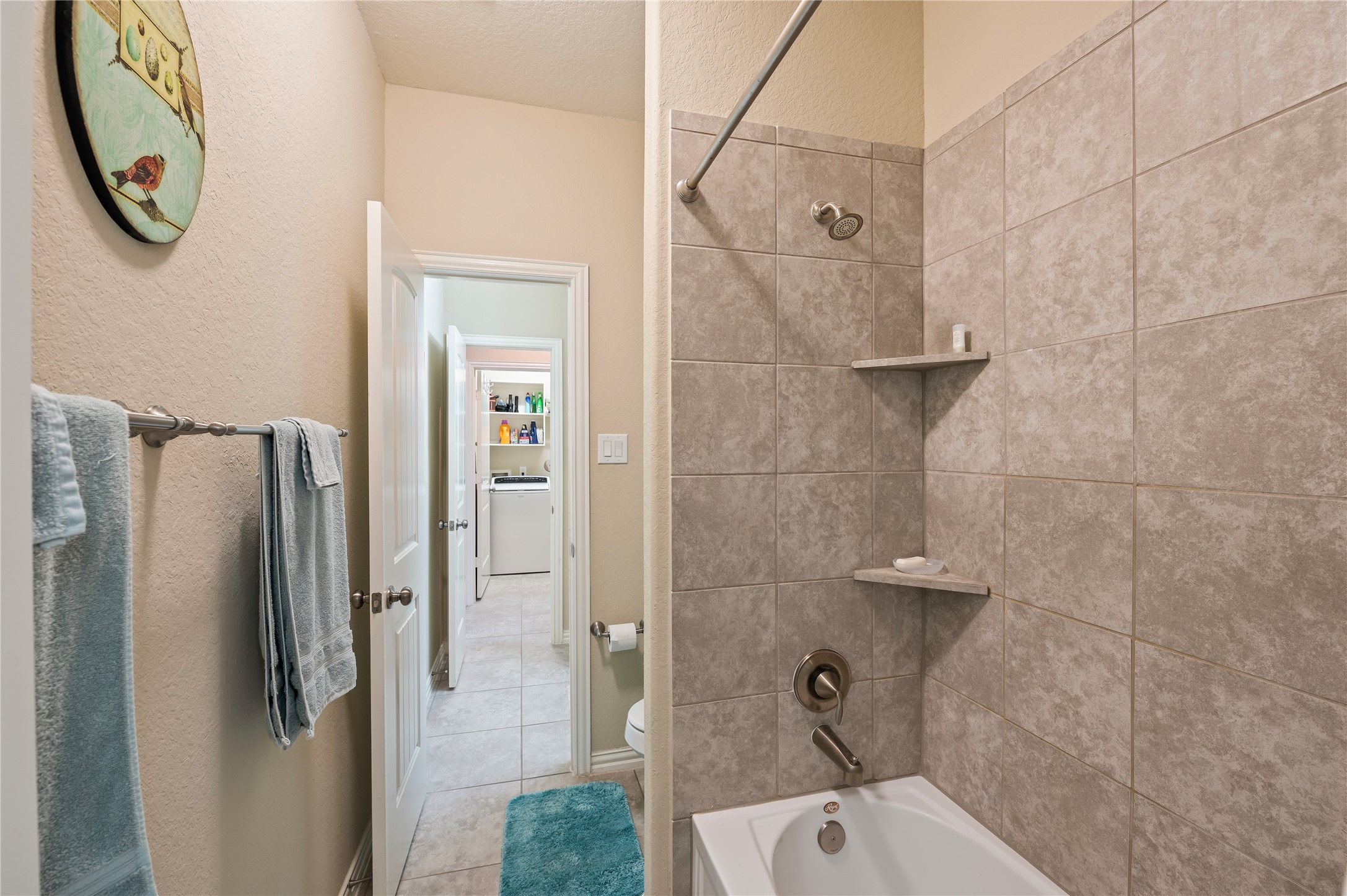 6822 Persea Ridge Lane Dickinson, TX 77539 - Photo 20 of 37 Jack and Jill Bathroom