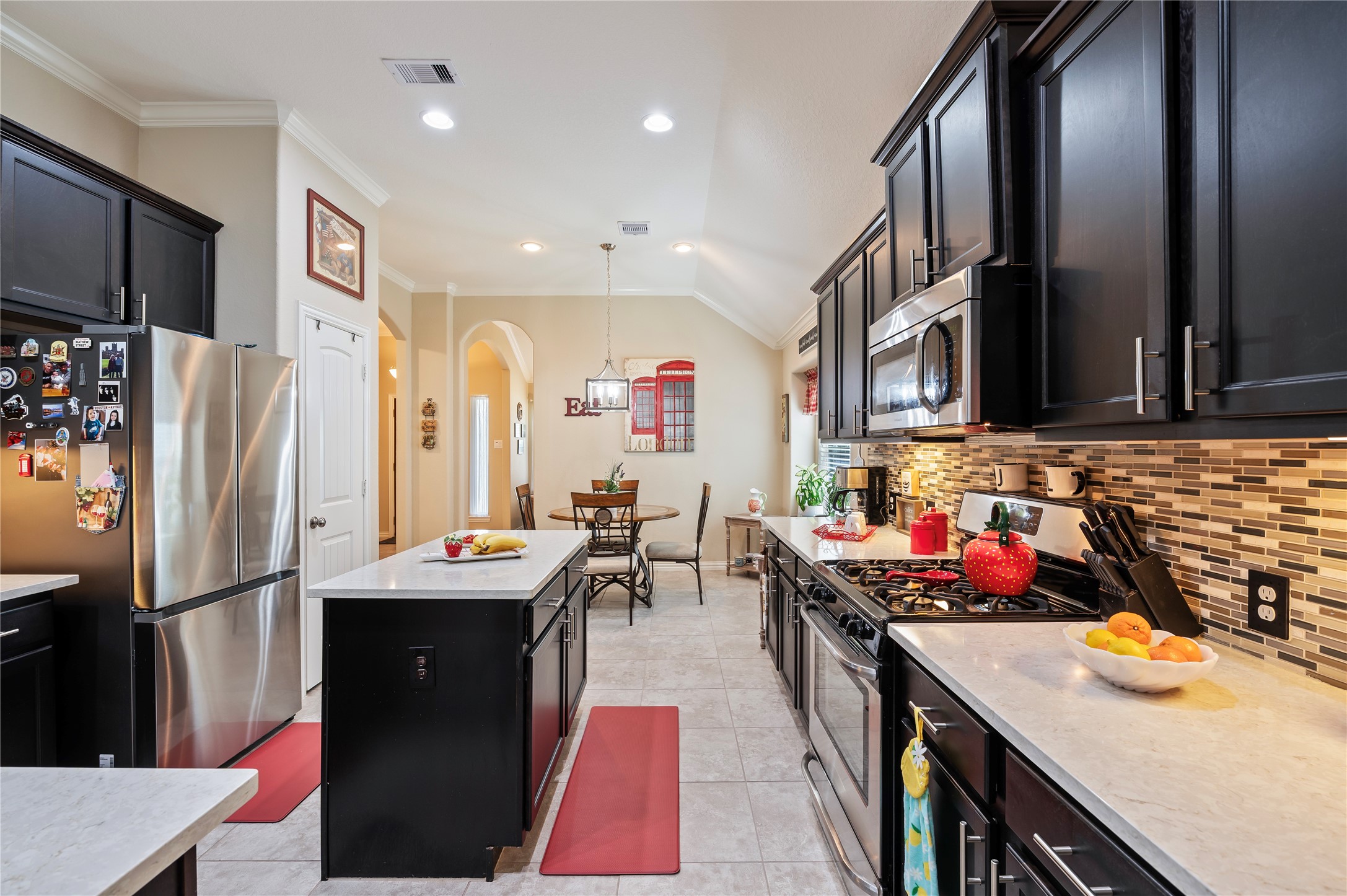 6822 Persea Ridge Lane Dickinson, TX 77539 - Photo 9 of 37 Lovely Kitchen with Quartz countertops