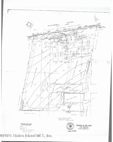 a black and white photo of a screen