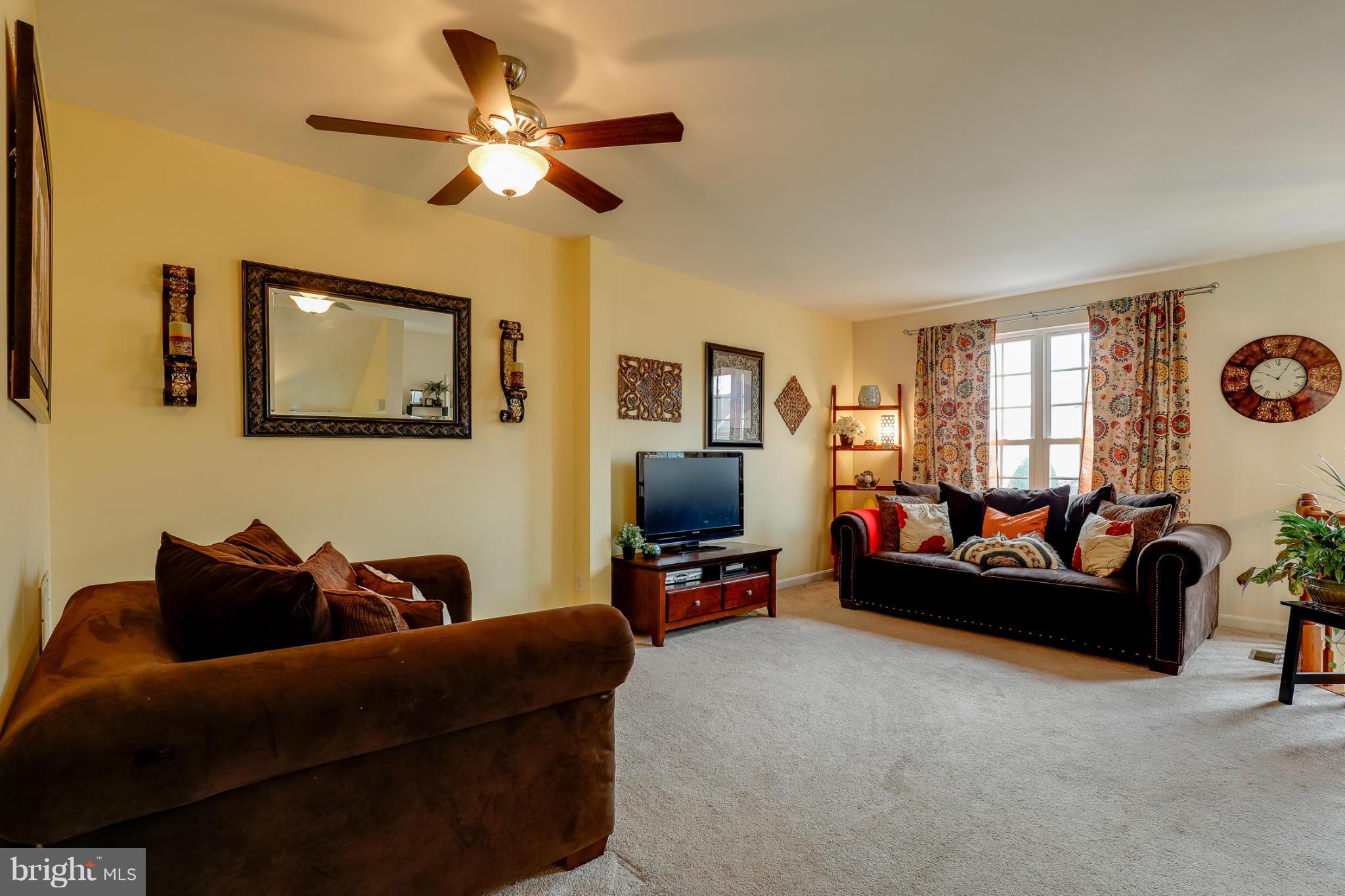 9052 Two Bays Road Lorton, VA 22079 - Photo 6 of 25 Living Room