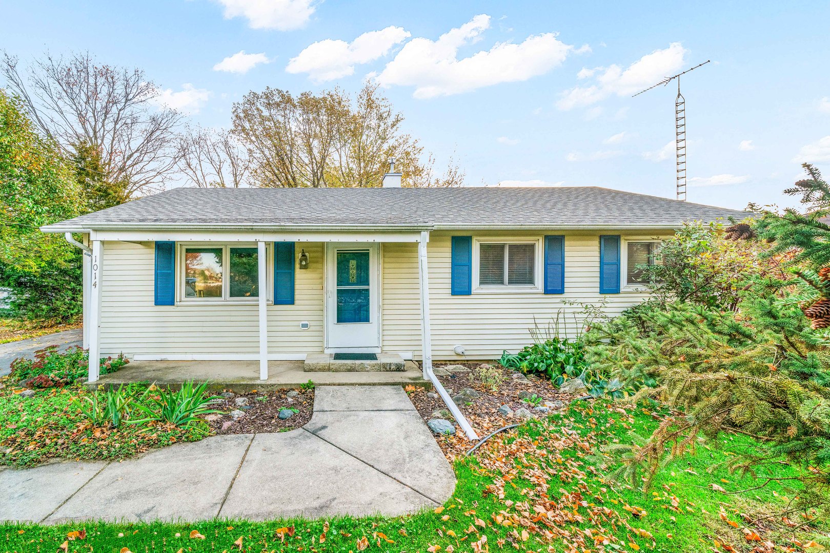 1014 Castle Street Sandwich, IL 60548 - Photo 1 of 21 a front view of a house with garden