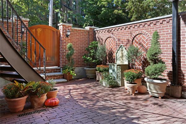 26 Braddock Park Boston, MA 02116 - Photo 9 of 25 a view of a patio with table and chairs potted plants