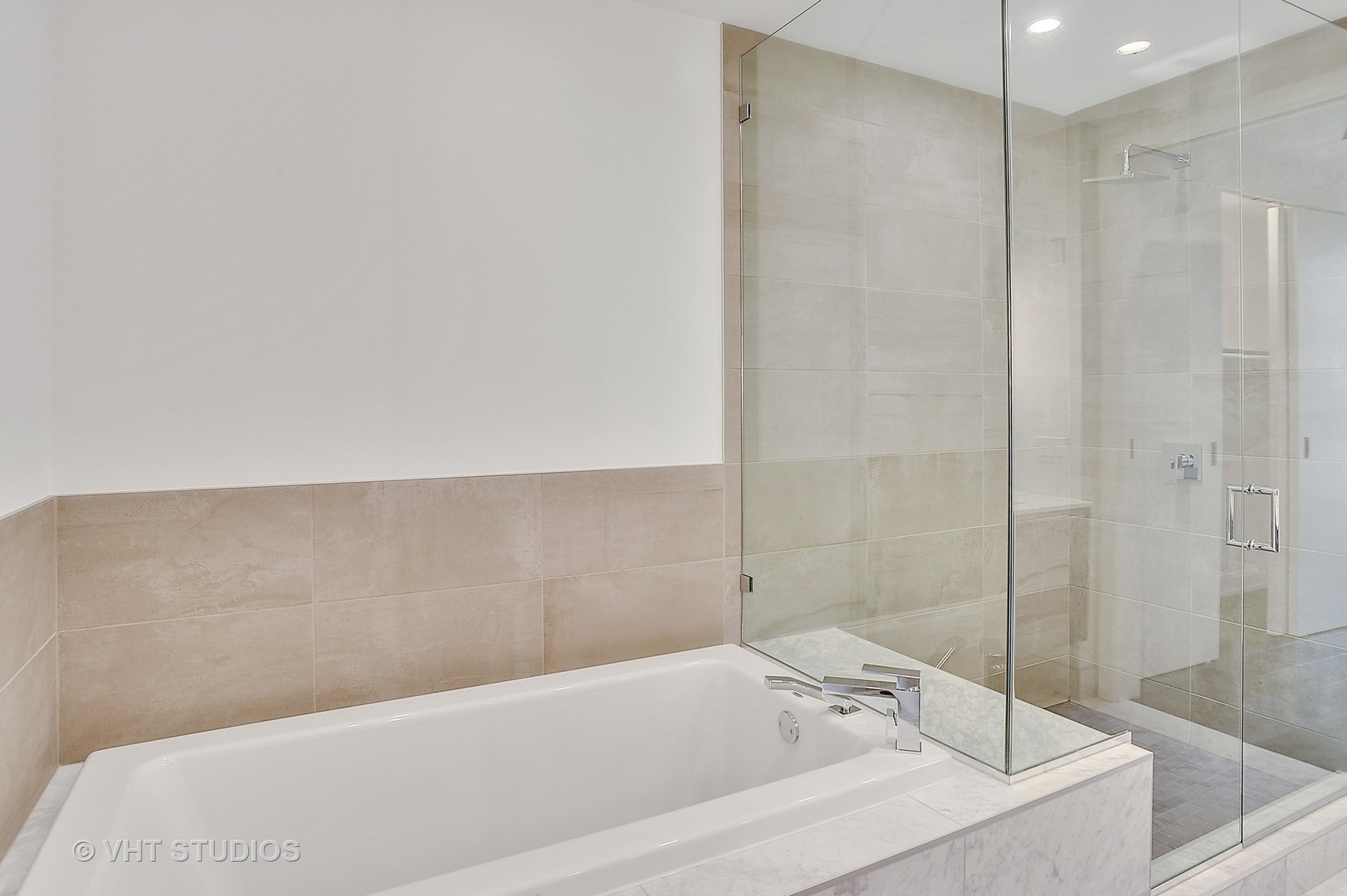 111 South Peoria Street, Unit 804 Chicago, IL 60607 - Photo 19 of 33 a bathroom with a bathtub and a shower