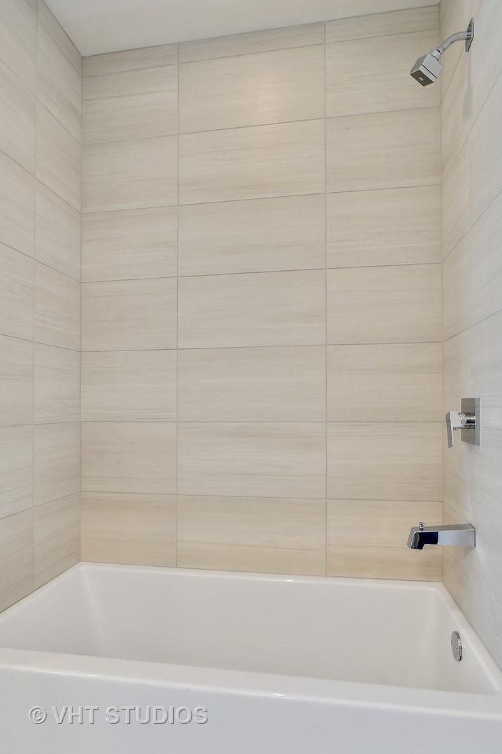 111 South Peoria Street, Unit 804 Chicago, IL 60607 - Photo 25 of 33 a bathroom with a bathtub