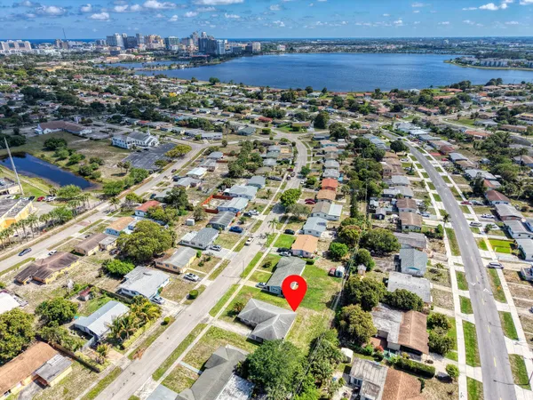 $2,700 | 1458 8th Street, West Palm Beach, FL 33401