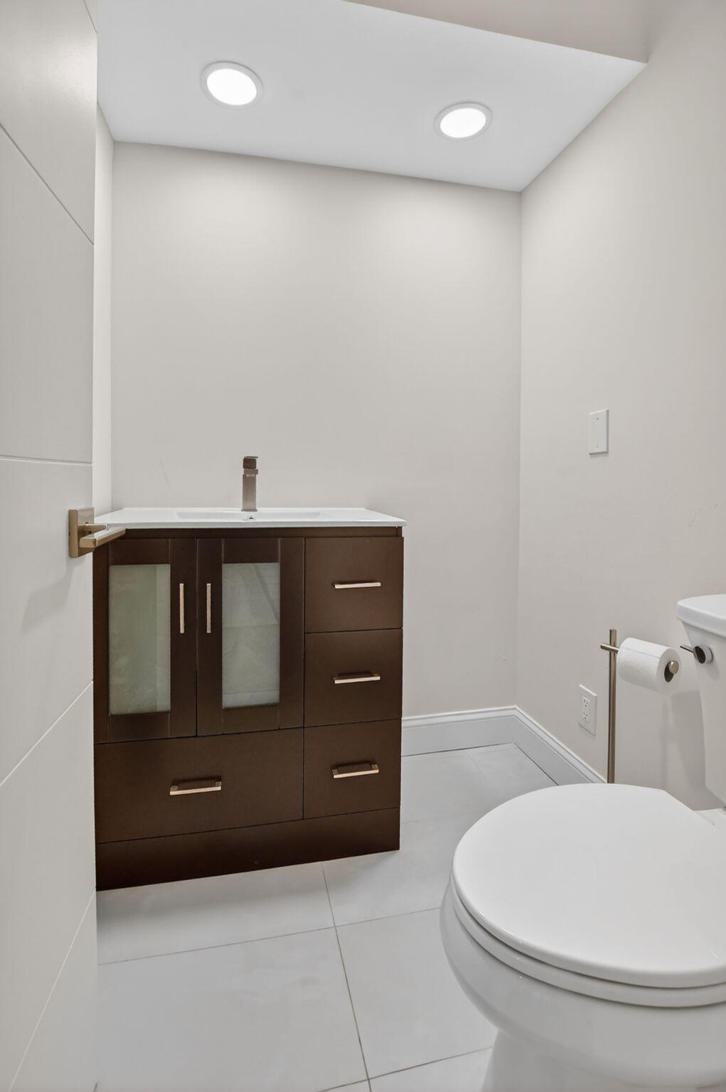 7472 La Paz Boulevard, Unit 304 Boca Raton, FL 33433 - Photo 15 of 36 a bathroom with a toilet