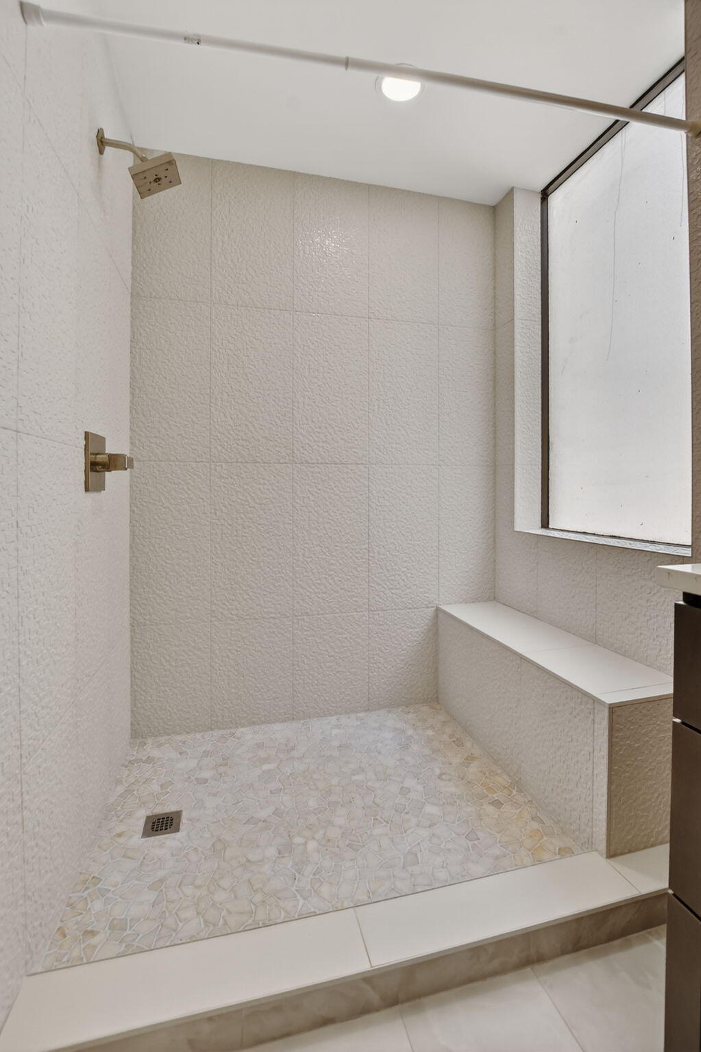 7472 La Paz Boulevard, Unit 304 Boca Raton, FL 33433 - Photo 23 of 36 a bathroom with a bathtub
