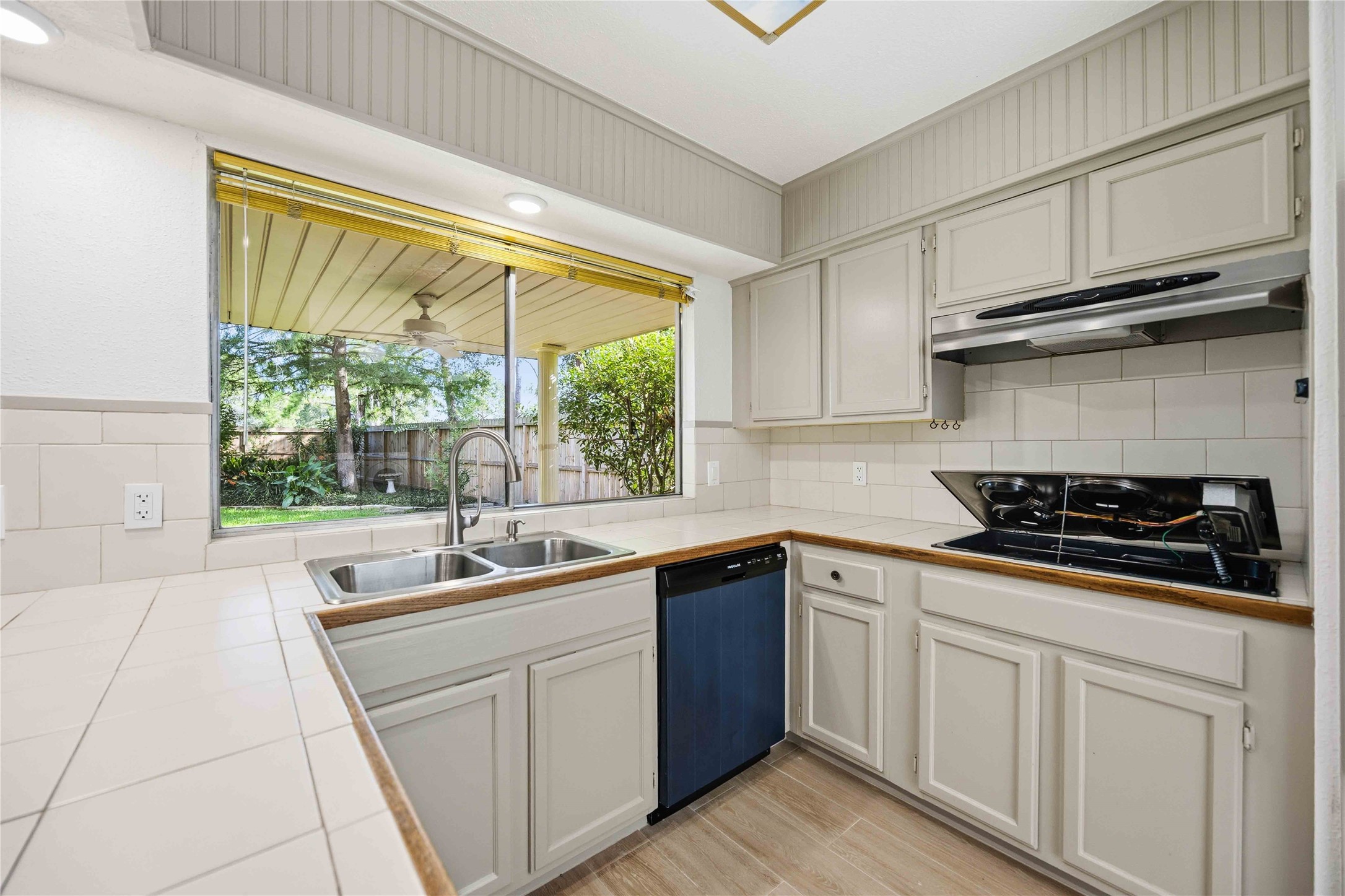 16202 Mill Point Drive Houston, TX 77059 - Photo 13 of 34