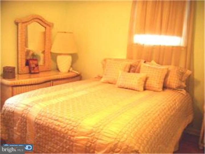 1425 Kingsley Road Havertown, PA 19083 - Photo 14 of 16 Guest Room