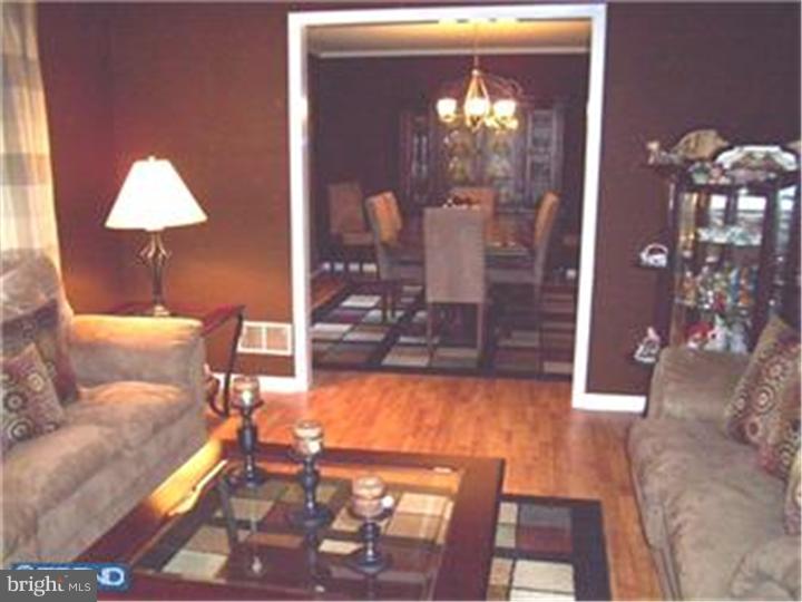 1425 Kingsley Road Havertown, PA 19083 - Photo 5 of 16 Living Room