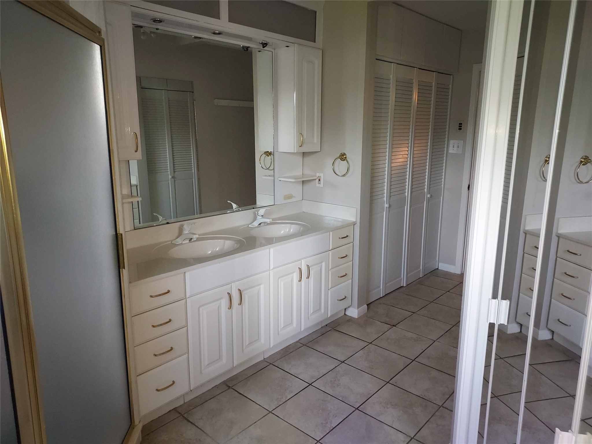 1305 Sagebrush Street Angleton, TX 77515 - Photo 6 of 12 a bathroom with a granite countertop sink and a mirror