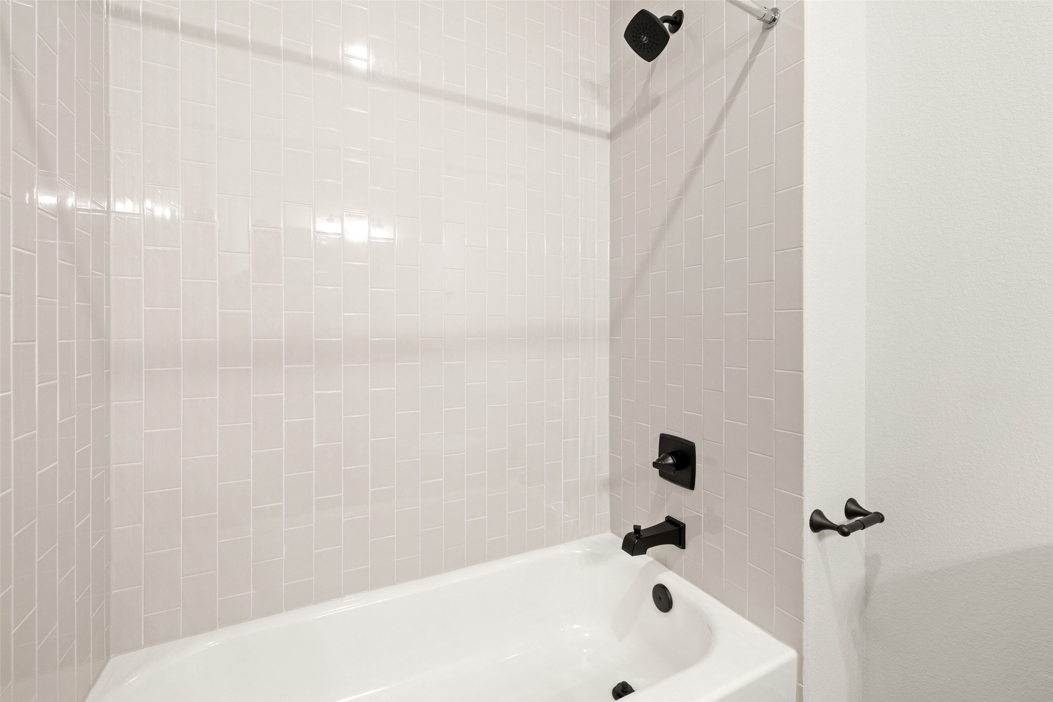 16309 Smithers Road Manor, TX 78653 - Photo 33 of 40 a bathroom with a bathtub