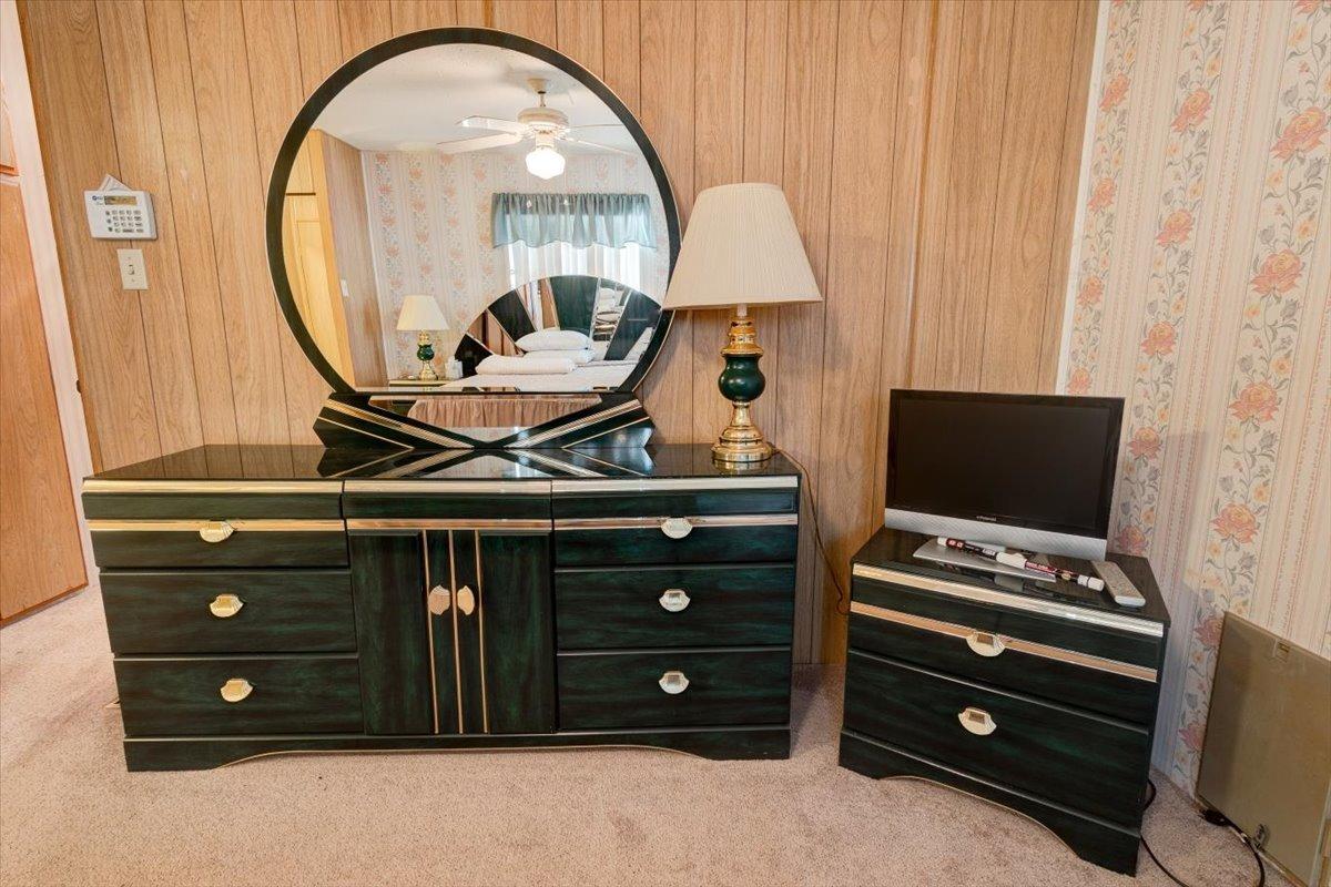 1272 Villa Avenue, Unit SPC56 Clovis, CA 93612 - Photo 18 of 35 a room with furniture and a flat screen tv