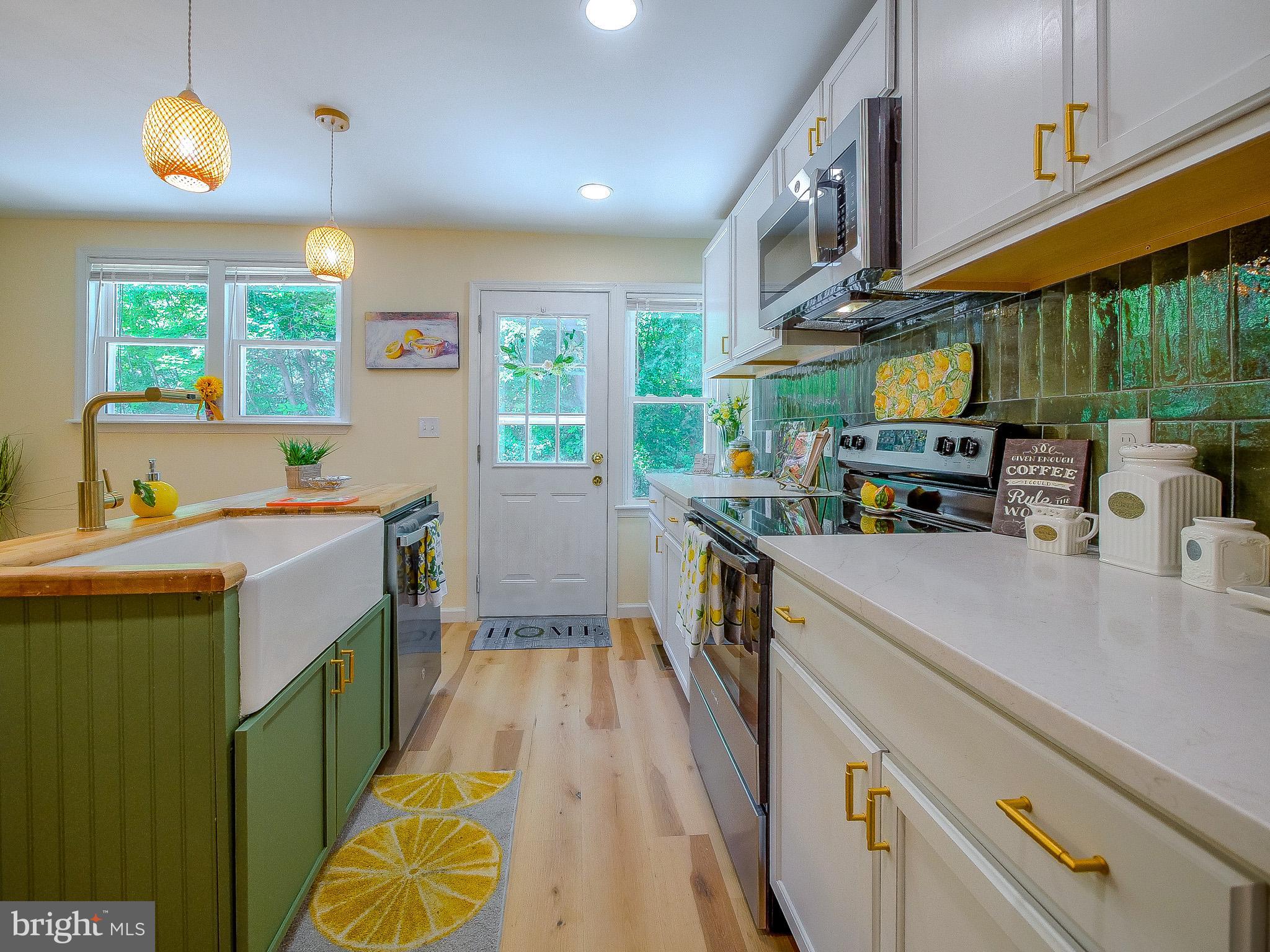 179 Madison Drive Newark, DE 19711 - Photo 16 of 43 a kitchen that has a lot of cabinets in it